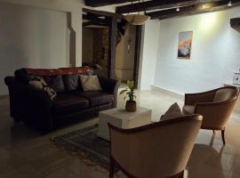 Charming apartment in Munchenstein Castle，位于明兴施泰因的酒店