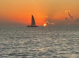 25 Sunset Point Vacations Penthouse Amazing Views，位于西湾的酒店