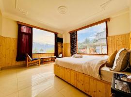 The Suraj Cottage Manali ! Private Parking ! Bonfire ! Playing Zone ! Near Mall Road，位于马拉里的酒店