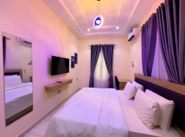 Triple Joy Apartments，位于Olowoira的带停车场的酒店