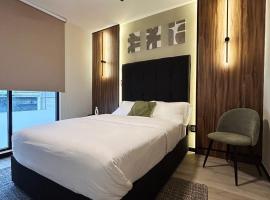 Quiet Room w/bath + Top Amenities!，位于La Cañada的酒店