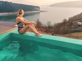 Moon Lake Bicaz - Casa Oia，位于Buhalniţa的带泳池的酒店