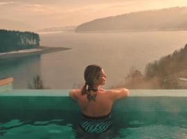 Moon Lake Bicaz - Casa Oia，位于Buhalniţa的带泳池的酒店