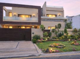 Haven Lodge - 3BR Luxury Home in AWT Lahore，位于拉合尔的酒店