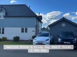 Neptune House The Bay Filey Home Sweet Holiday Homes with car ev point，位于法利的酒店