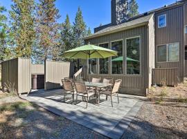 Hot Tub Retreat with Deck, Bikes and SHARC Passes，位于森赖弗的酒店