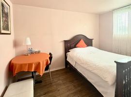 charming room for rent，位于布罗瑟德的酒店