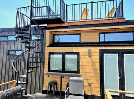 Designer Modern Tiny Home w All of The Amenities，位于Apple Valley的小屋