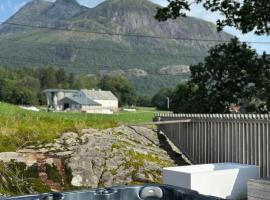 Koselig vestlandshus ved fjorden，位于Holmedal的酒店