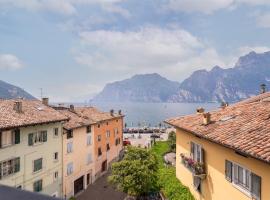 GARDA LIVING APARTMENTS Torbole 2，位于托尔博莱的酒店