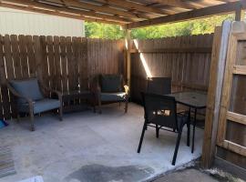 Studio in quiet neighborhood close to interstates，位于Tickfaw的酒店