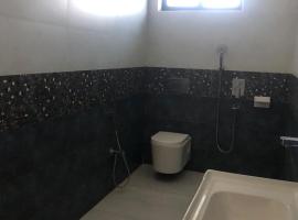 Newly furnished home，位于Gujrāt的酒店