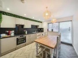 Spacious Three Bedroom Flat in Filey Town Centre with Workspace