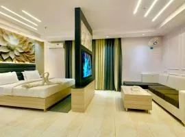 Aura Stays by Rooms N Views