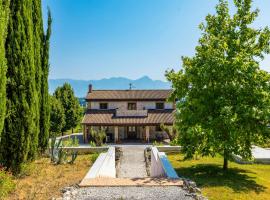 Exclusive Villa With Pool Near Caserta，位于Caiazzo的酒店