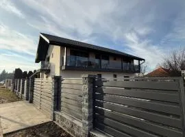 Fenyő Villa , Vila Bradul