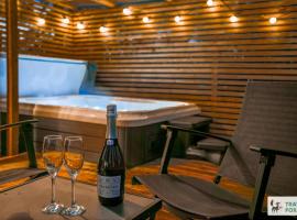 Daisy Cottage - Two bed country retreat with hot tub，位于Turriff的酒店