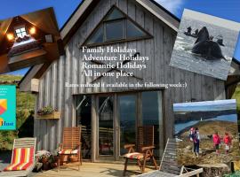 Cedar Boathouse Overlookng Baltimore, West Cork & Islands，位于巴尔的摩的酒店