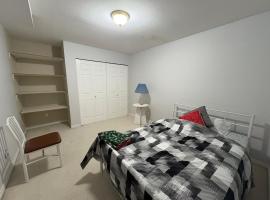 Private Room near Scottsdale Shopping Centre，位于Bélanger的酒店