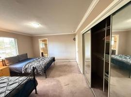 Cozy Private Queen room Scott Rd，位于Bélanger的酒店