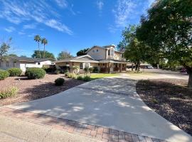 Executive Luxury Home with Pool and Garage and Pet Friendly，位于凤凰城的酒店