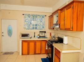 Cozy one Bedroom Apartment Garden side，位于Lambeau的低价酒店