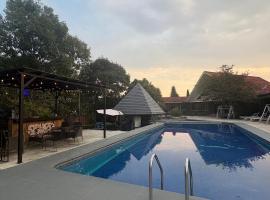 Villa Willeska en lomas de Cocoyoc, con alberca, jacuzzi y enormes areas verdes，位于Texcalpan的酒店