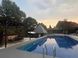 Villa Willeska en lomas de Cocoyoc, con alberca, jacuzzi y enormes areas verdes