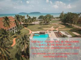 The Nouveau Chumphon Beach Resort And Golf，位于春蓬的酒店