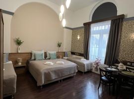 Moh&aacute;cs Korona Apartman，位于莫哈奇的带停车场的酒店