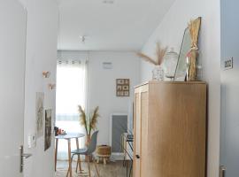 Logement neuf - c&oelig;ur de ville，位于永河畔拉罗什的自助式住宿