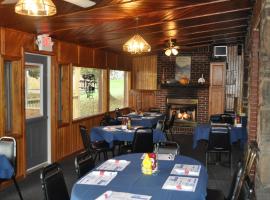 Lakewood Lodge & Restaurant，位于Lakewood的山林小屋