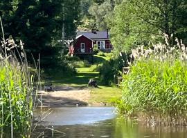 Cozy Guest cabin by Lake Glafsfjorden in Arvika，位于阿尔维卡的酒店