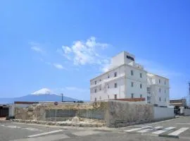 BE FREE HOTELS甲府は2025年8月にカップル専用のホテルをフルリノベーションした まったく新しいスタイルのホテルです様々なご利用者様の自由な過ごし方を提供するホテルとしてBE FREE HOTELsと名付けました