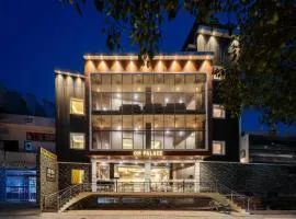 Perfectstayz Om Palace - Near Prem Mandir with Parking