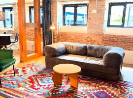 Charming basement city apartment，位于欧登塞的酒店