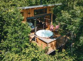 Les Coteaux - Lodges & Expériences，位于Laparade的酒店