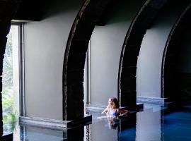 NINE DOTS Azorean Art Boutique Hotel，位于蓬塔德尔加达的酒店
