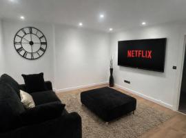 Modern Spacious Home Contractor Friendly LUXE，位于达德利的酒店