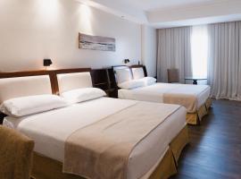 阿尔梅里亚酒店，位于萨尔塔的带泳池的酒店