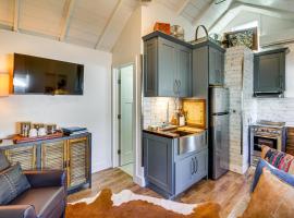 Pensacola Tiny House < 1 Mi to Bayview Park!，位于彭萨科拉的酒店