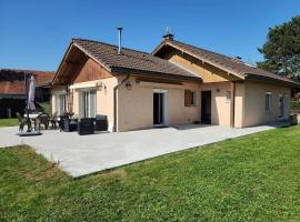 Spacieuse maison de vacances avec piscine à Arenthon，位于Arenthon的酒店