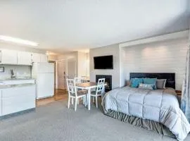 Riverfront Condo in Downtown Pool and Hot Tub