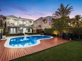 4BDR Queenslander with Pool Near Manly Esplanade