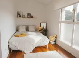 Habitación con encanto con cafetera y sofá