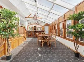 The birch House Heated Pool, Sauna, Hot Tub & More