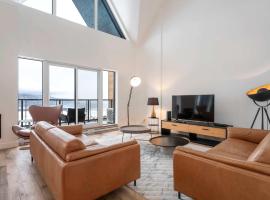 402 - The Penthouse Luxury Condo - View and Pool，位于拜圣保罗的分契式公寓