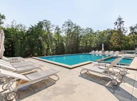 Gantiadi Holiday - Pool and Houses，位于巴统的酒店