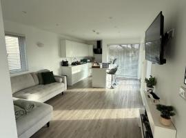 Lowern, Luxury Lodge with Hot Tub and Games Room，位于梅奈布里奇的酒店