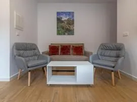 Ares II 15 min Roman Theatre, Crib & Pet Friendly